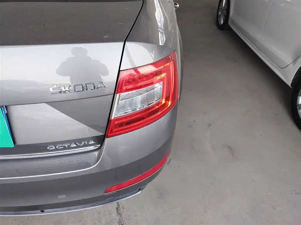 Škoda Octavia 2016 1.6L Automatic Smart Edition фото 24