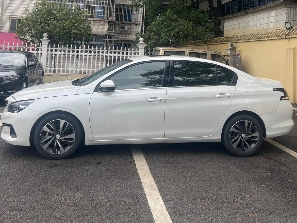 Peugeot 408 2022 1.6T Light Chaser Edition фото 3