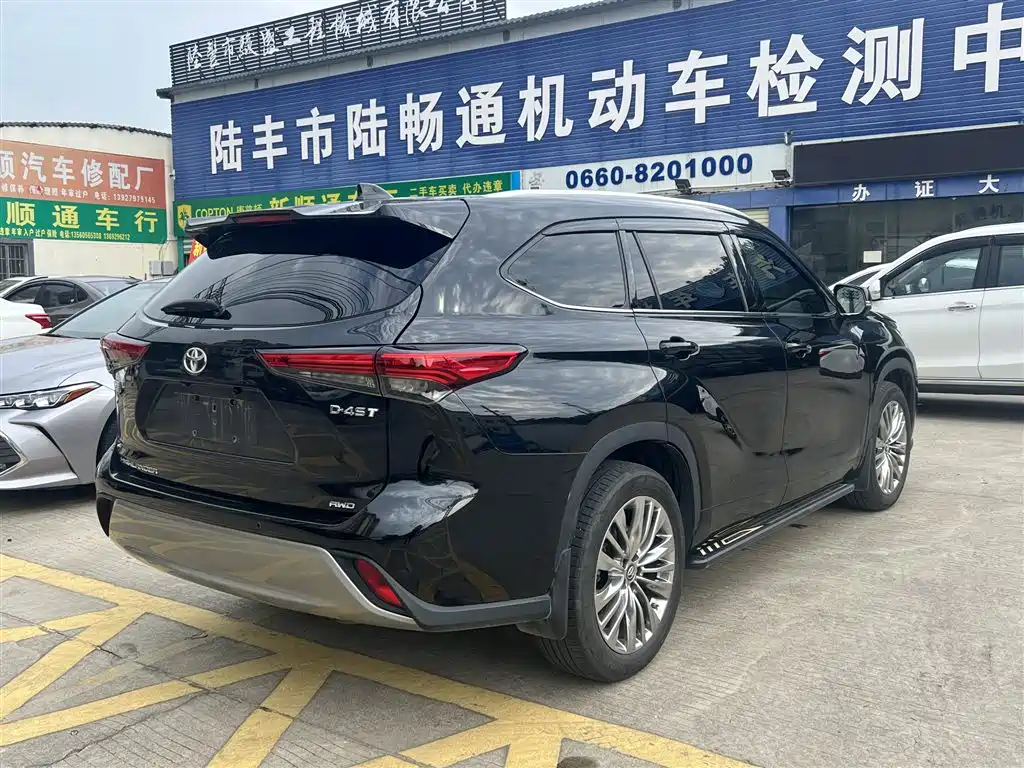 Photo 9 - Toyota Highlander