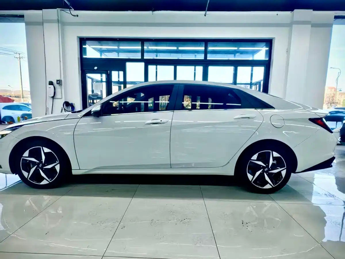 Hyundai Elantra 2021 1.5L CVT LUX Premium Edition фото 3