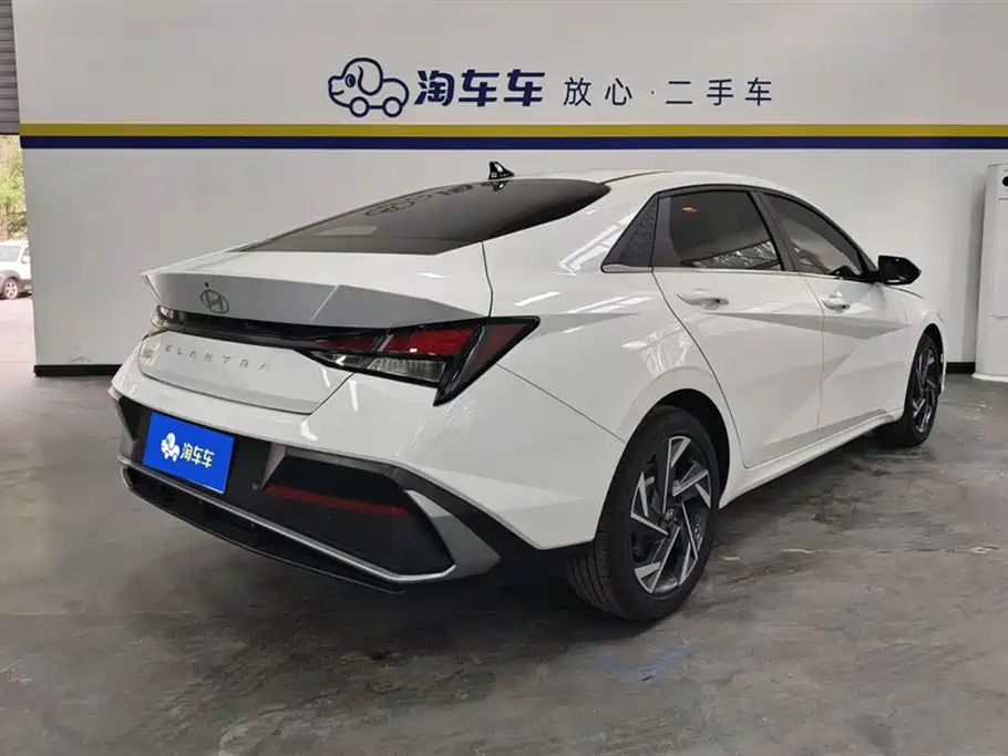 Hyundai Elantra 2023 1.5L CVT GLX Elite Edition фото 3