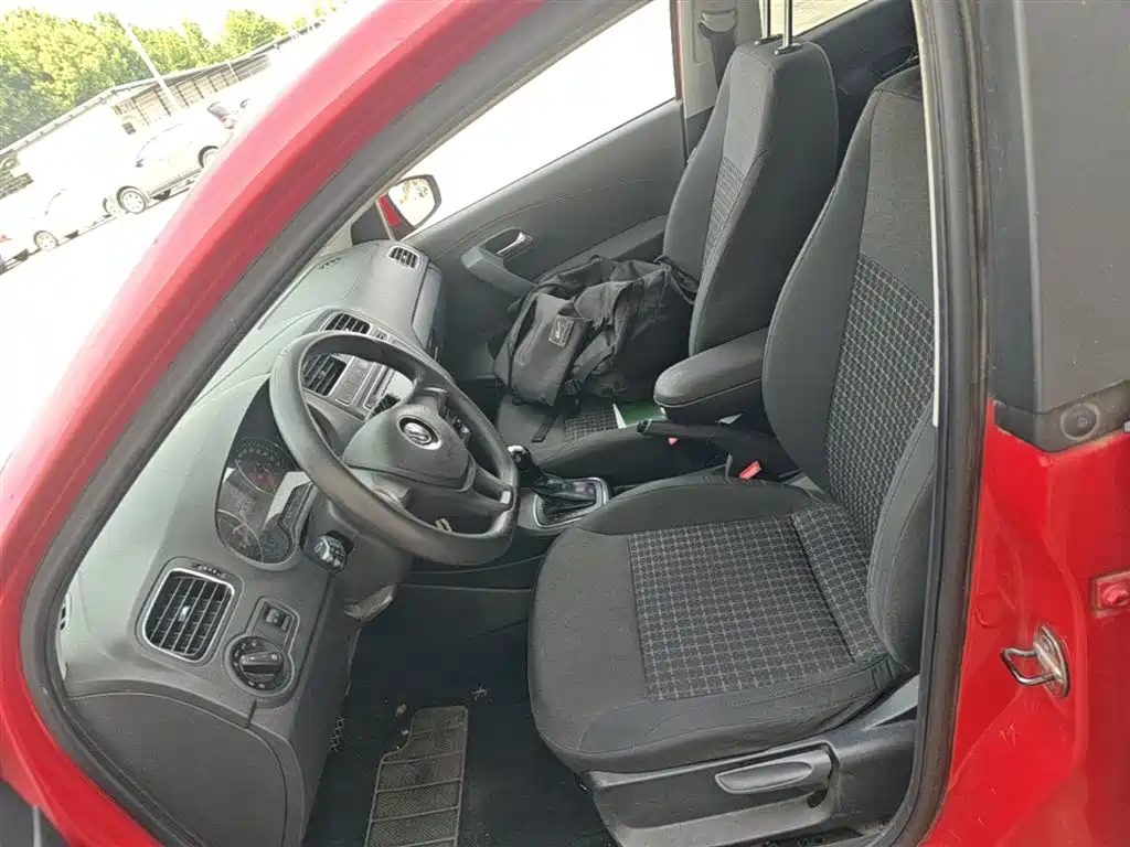 Volkswagen Polo 2014 1.6L Automatic Comfort Edition фото 8