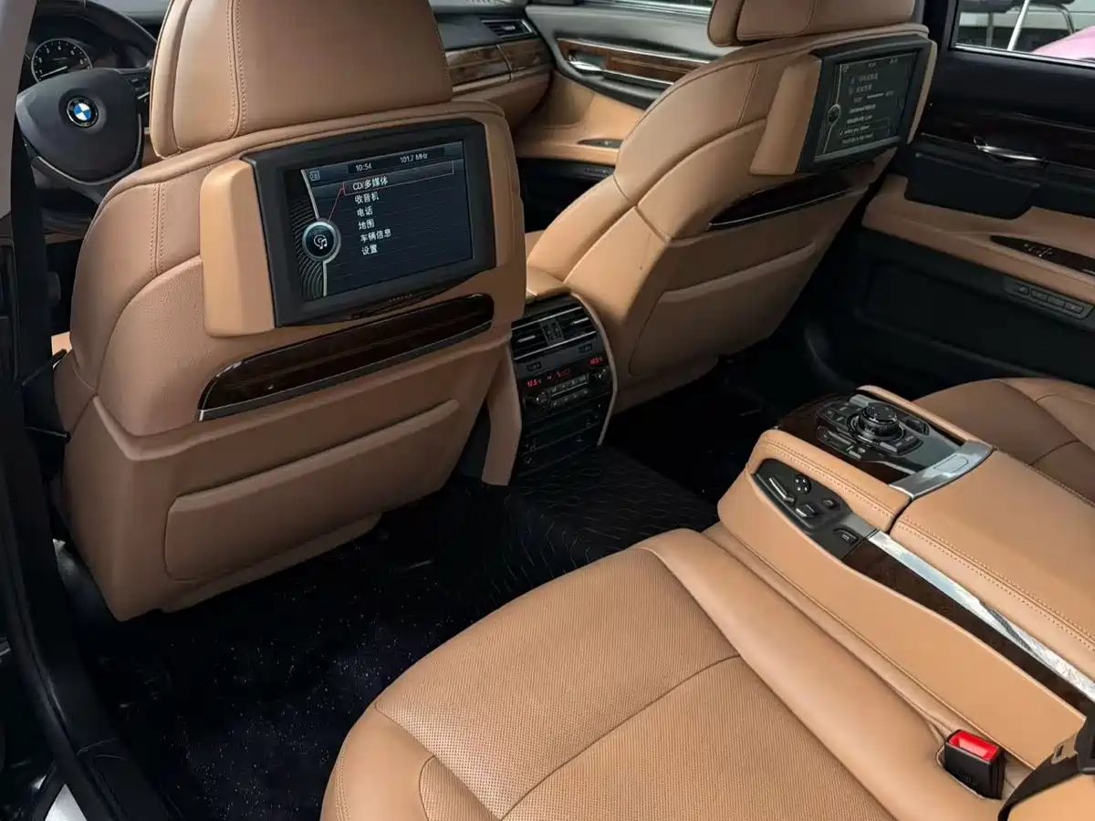 BMW 7 Series 2010 760Li фото 13