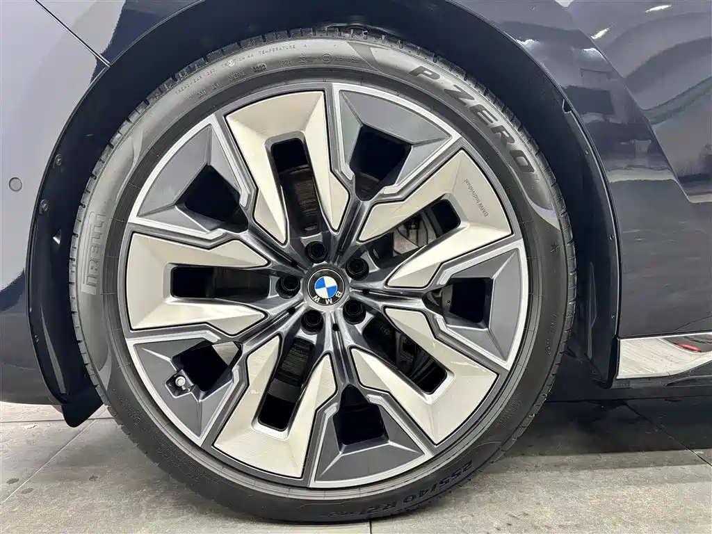 BMW 7-SERIES