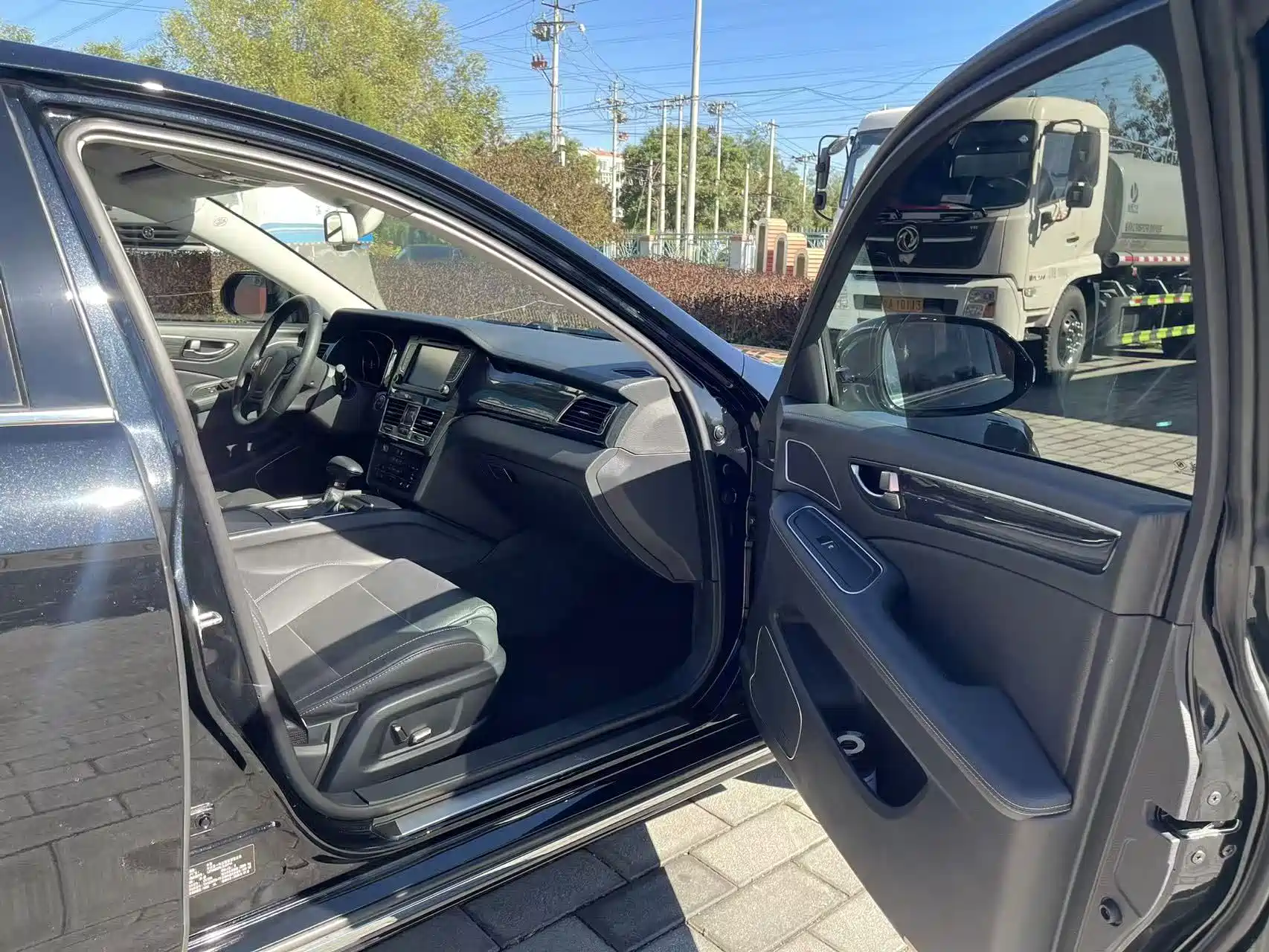 Photo 15 - Hongqi H7