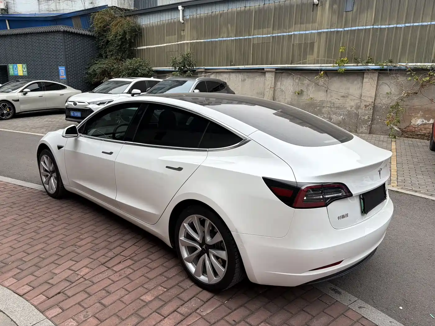 TESLA MODEL 3