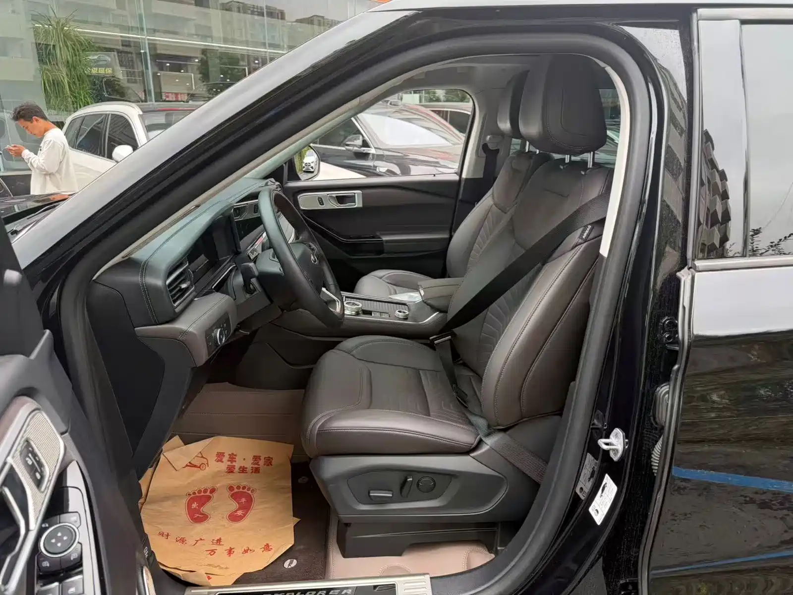 Фото 4 - Ford Explorer
