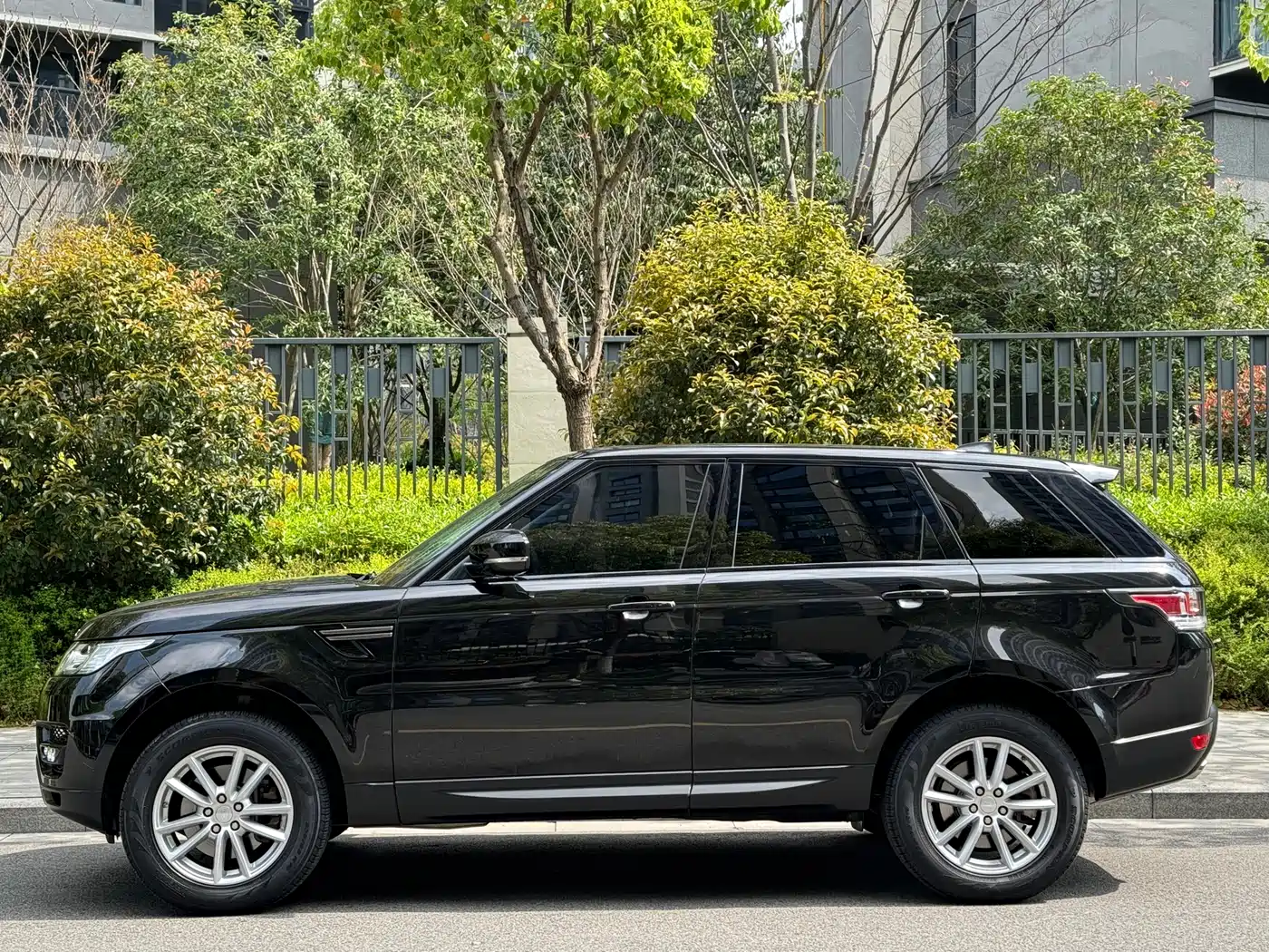 Land Rover Range Rover Sport 2017 3.0 SC V6 SE фото 3