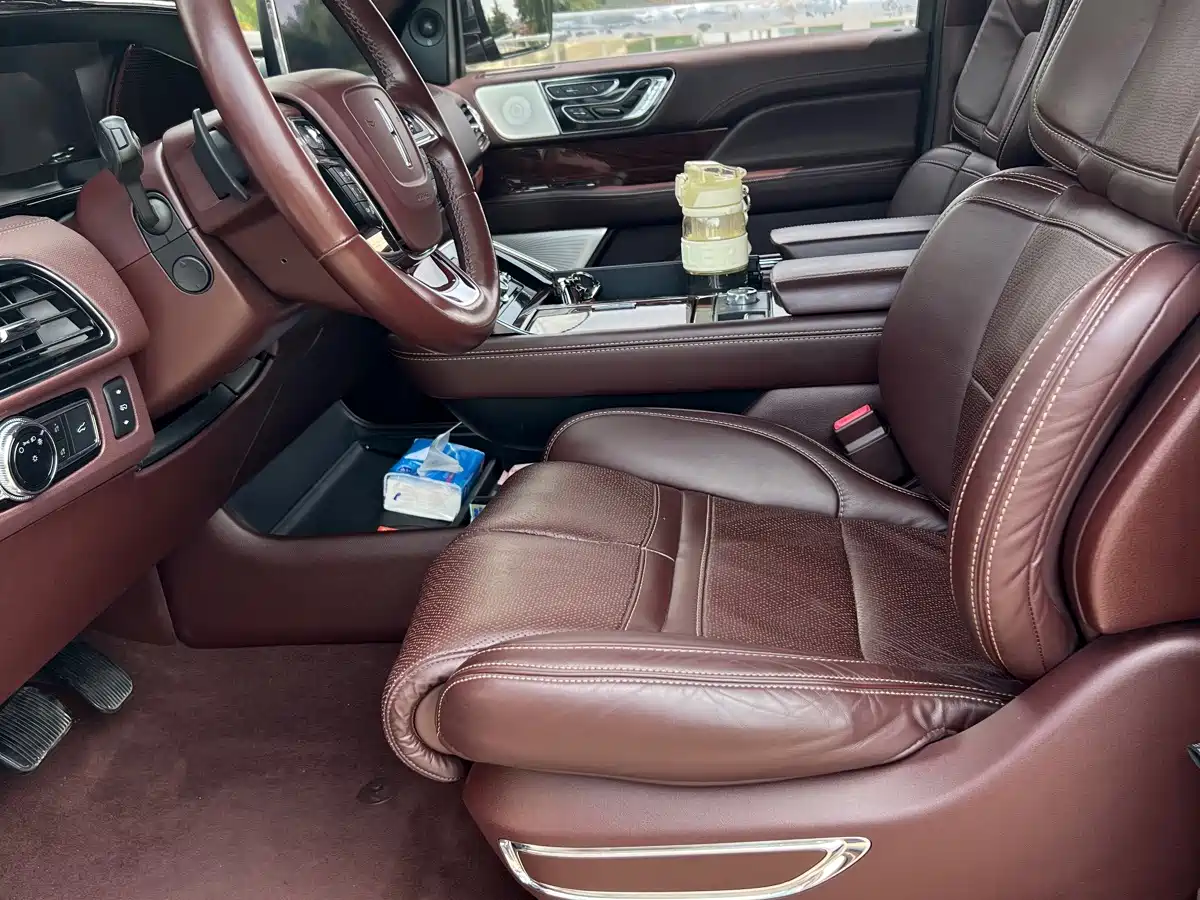 Фото 7 - Lincoln Navigator