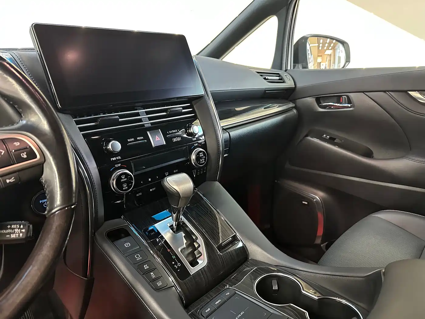 Lexus LM 2020 300h 4-Seat Imperial Edition фото 19