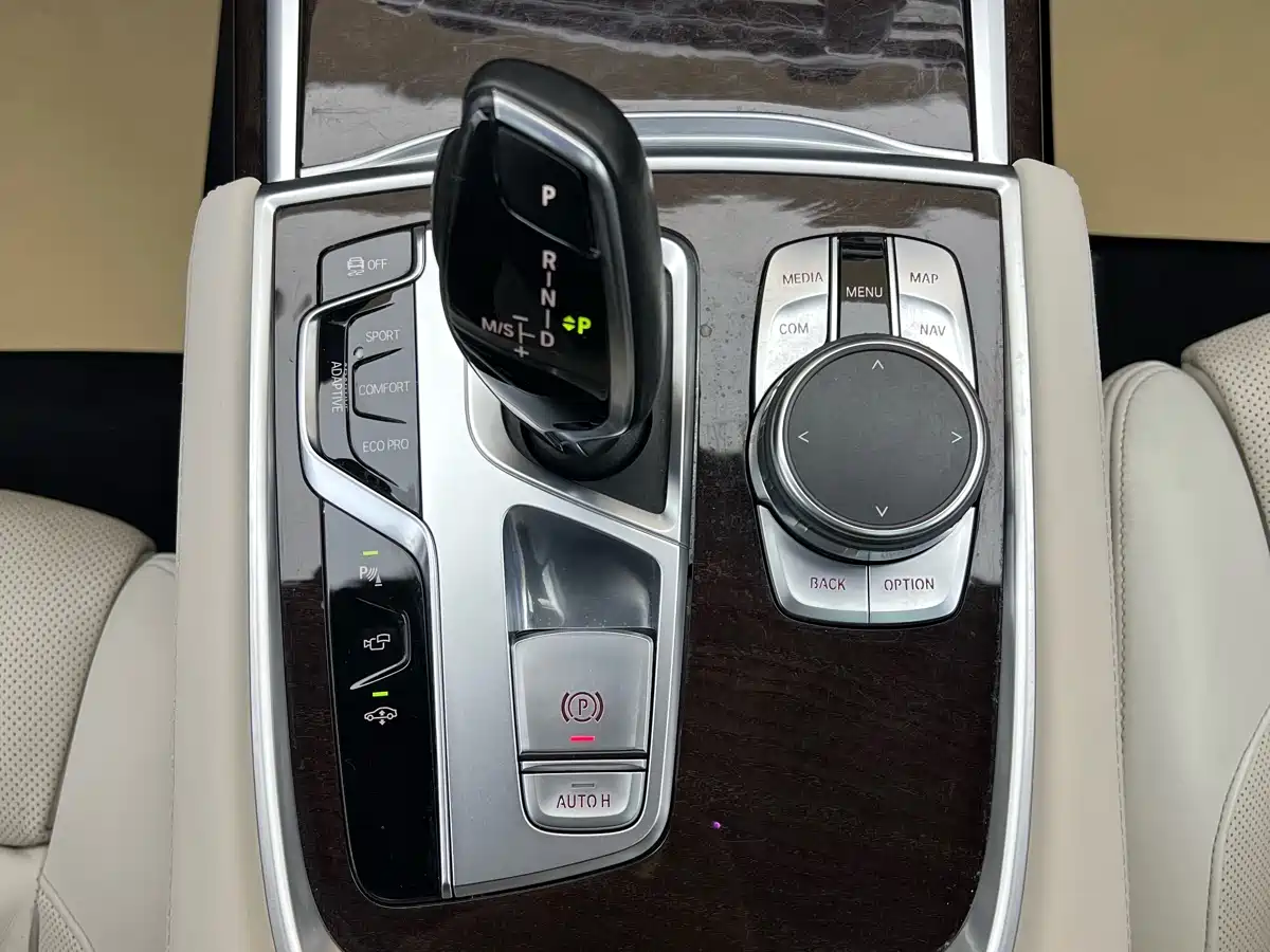 BMW 7 Series 2016 740Li Premium фото 32