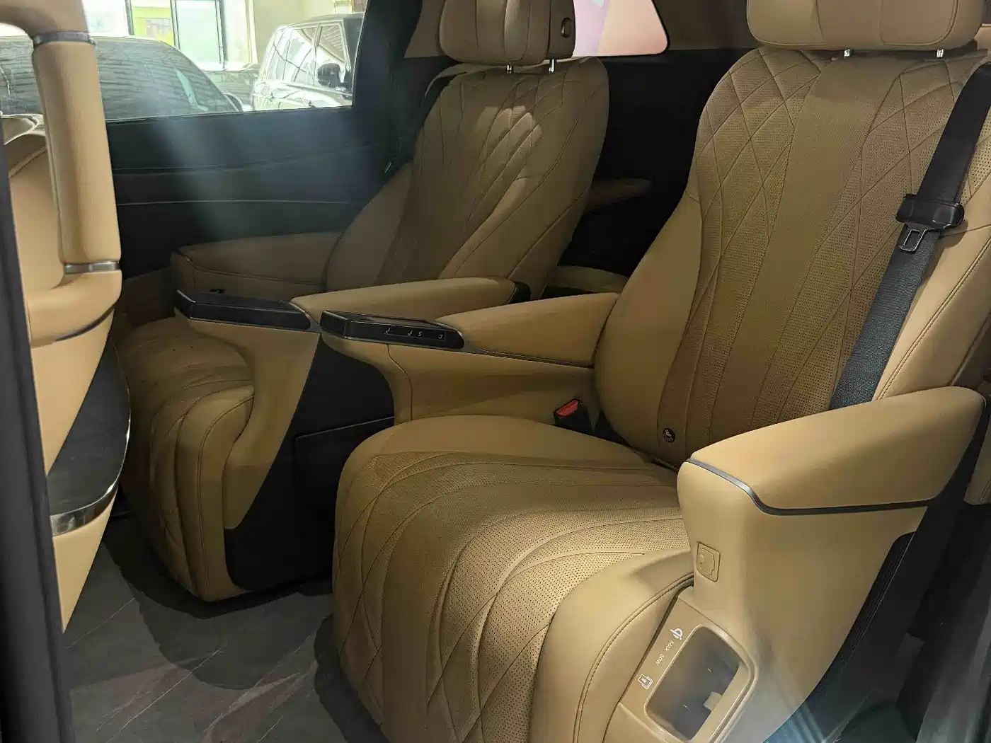 Denza D9 2025 DM-i Smart Driving Edition 1100 FWD Flagship фото 6