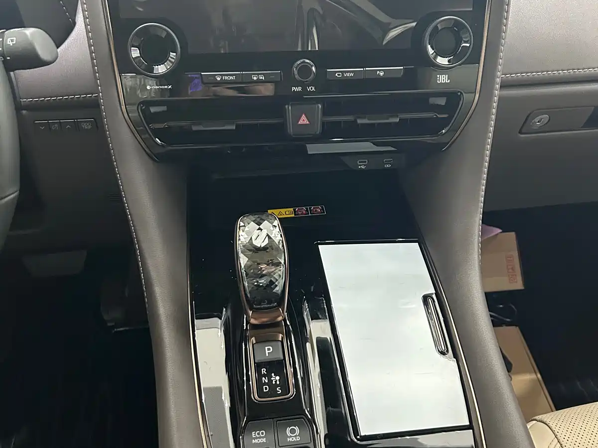 Toyota Alphard 2025 Hybrid 2.5L Ultimate Gold Edition фото 8