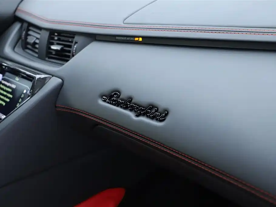 LAMBORGHINI AVENTADOR