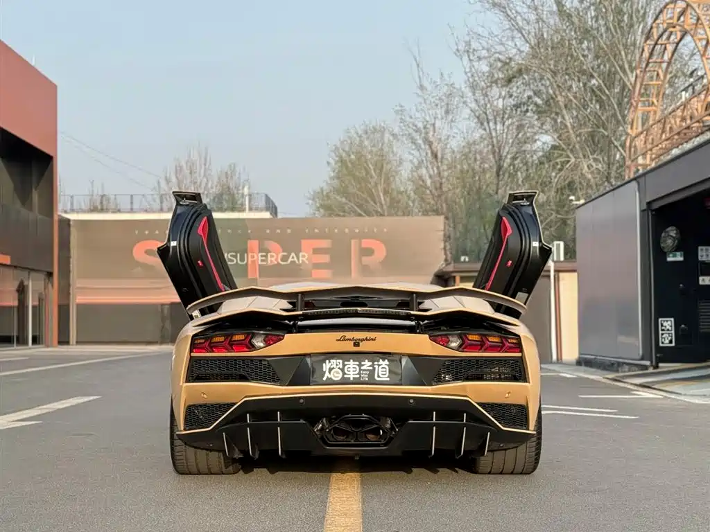 LAMBORGHINI AVENTADOR