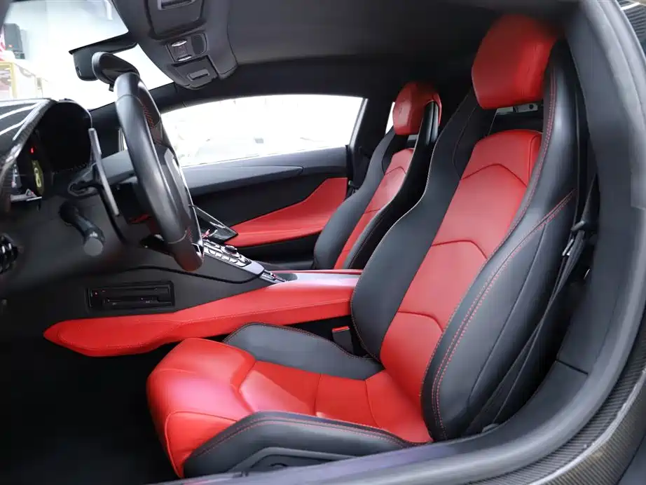 LAMBORGHINI AVENTADOR