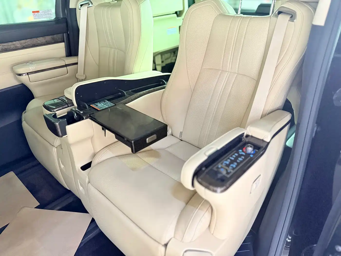 Toyota Vellfire 2019 Hybrid 2.5L HV Premium Edition фото 10