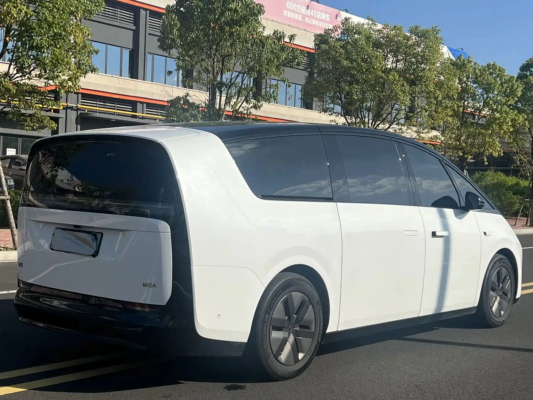 Photo 10 - Li Auto MEGA