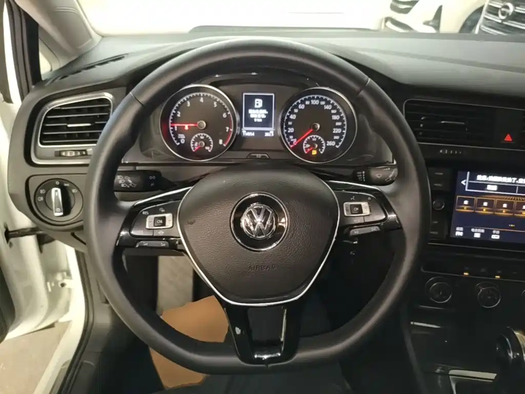 Фото 11 - Volkswagen Golf