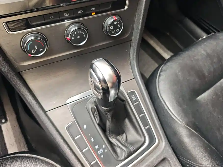 Volkswagen Golf 2015 1.6L Automatic Comfort фото 16