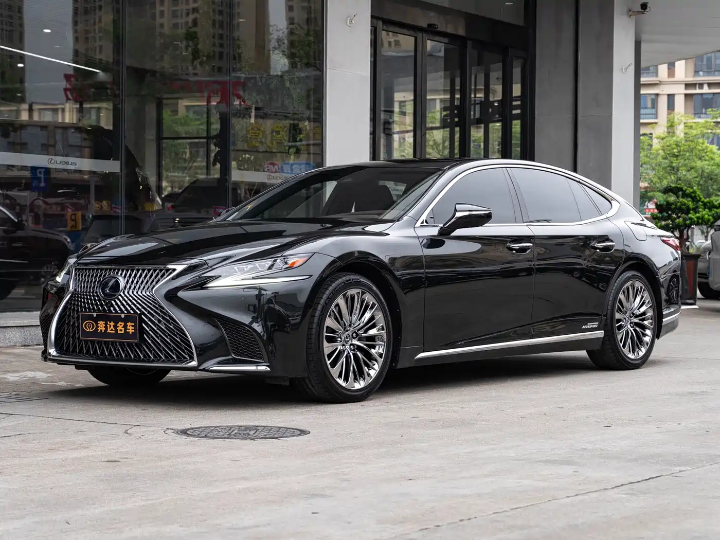 Фото 1 - Lexus LS