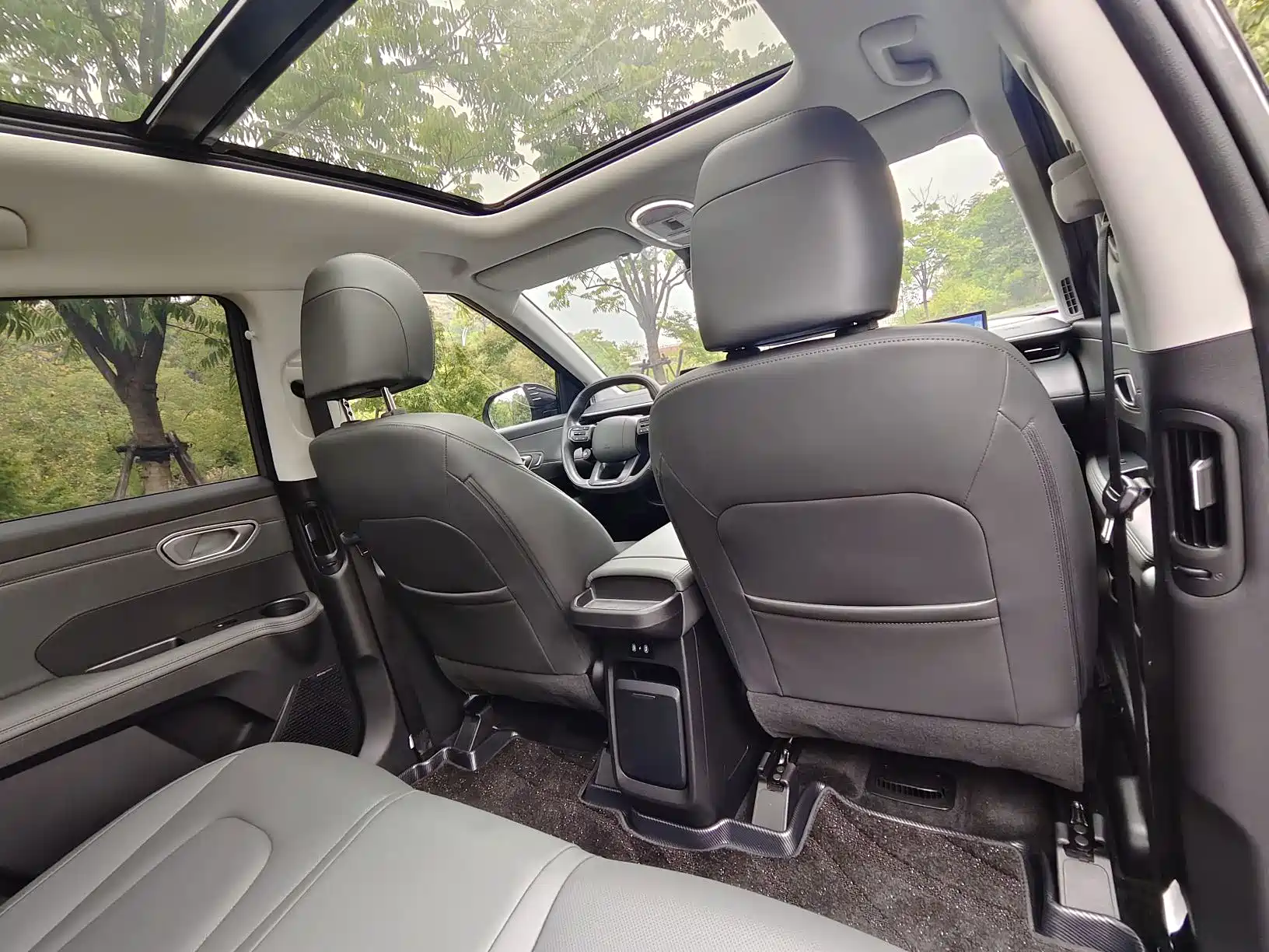 Photo 13 - Hyundai ELEXIO