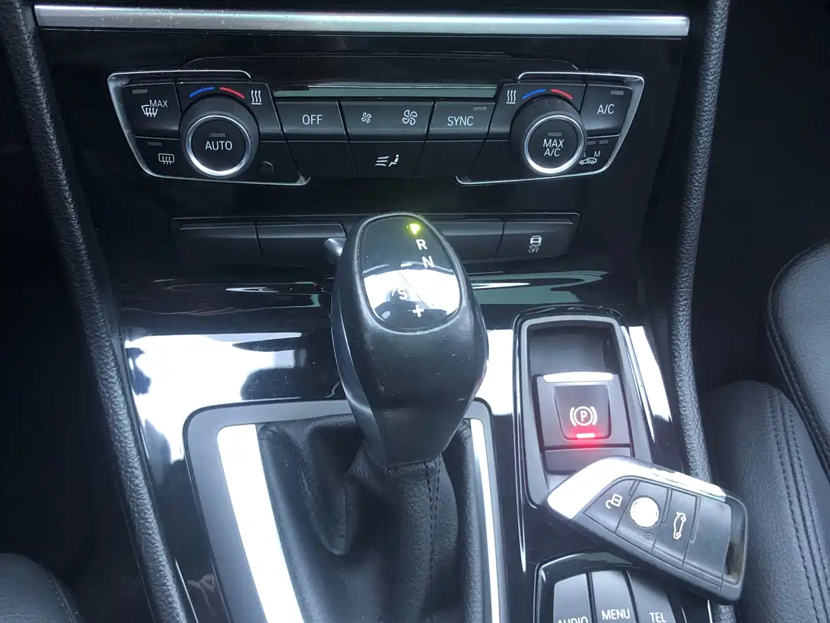 BMW 2 Series Touring 2016 220i Leading Model фото 12