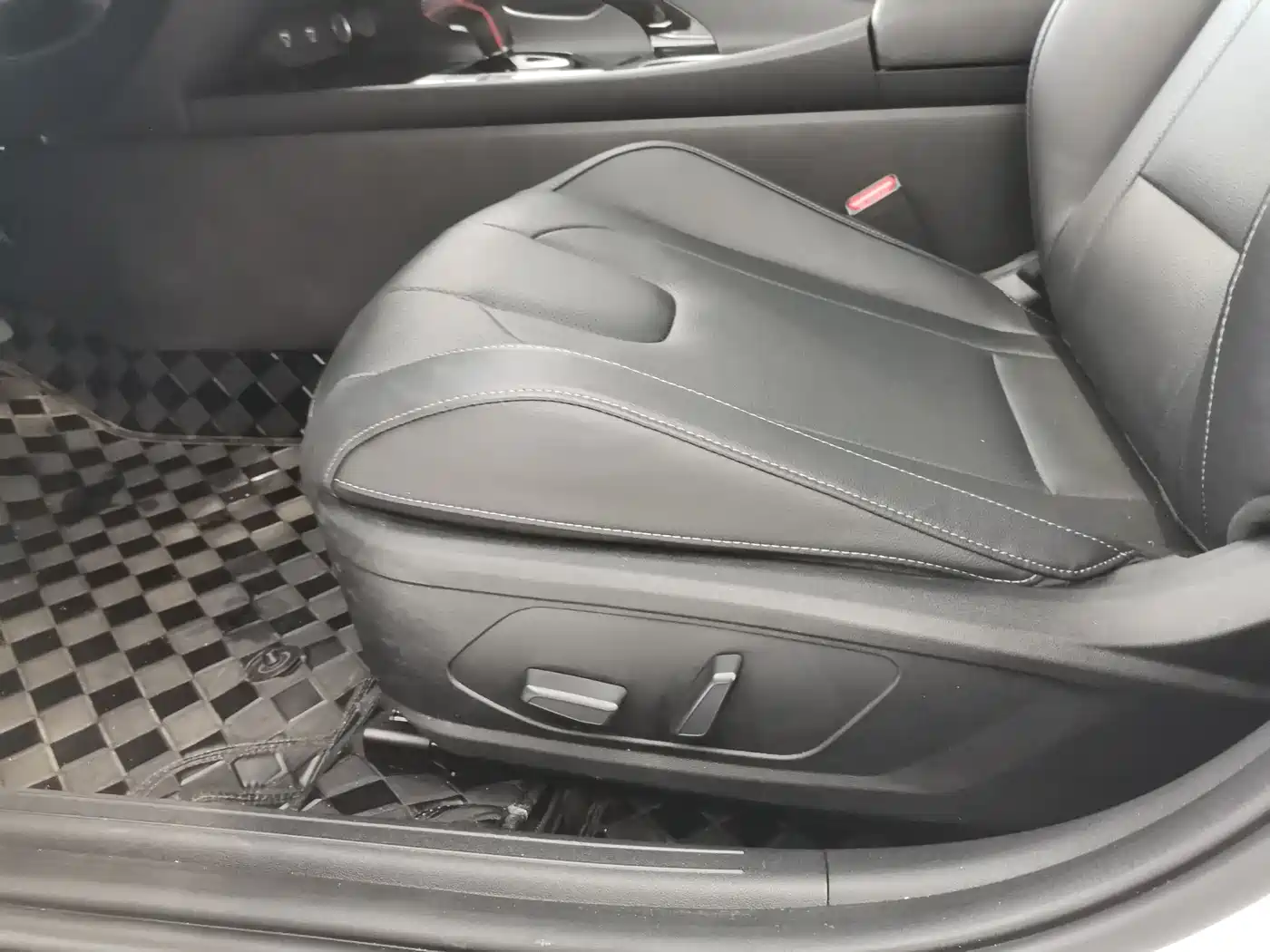 Hyundai Elantra 2022 1.5L CVT LUX Premium Edition фото 7