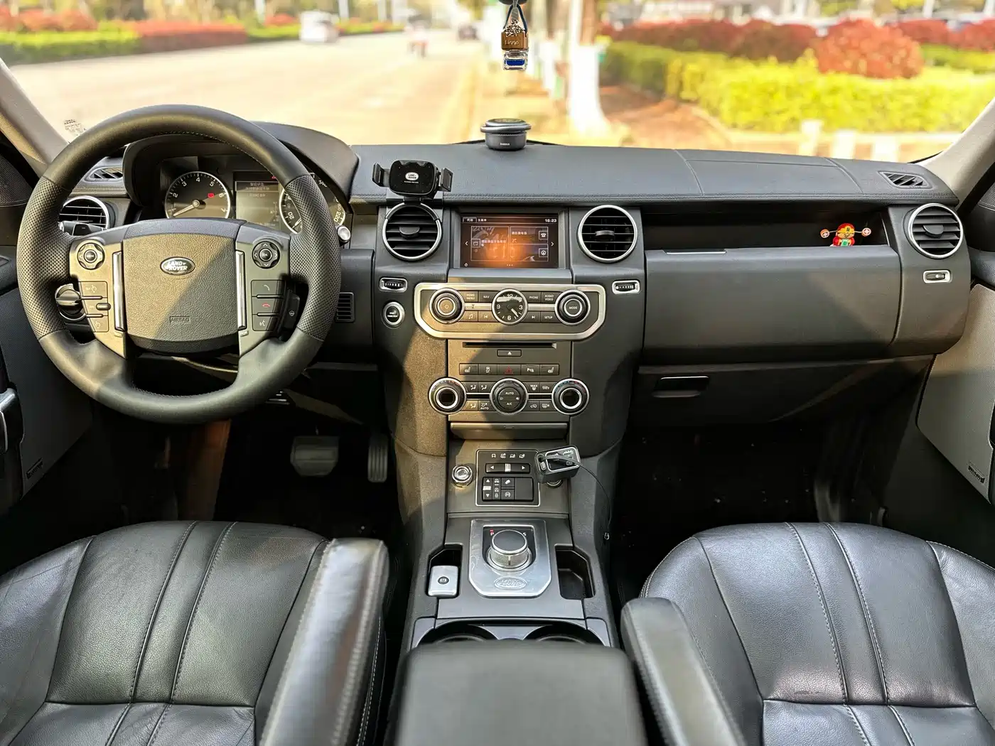 Land Rover Discovery 2016 3.0 SC V6 HSE фото 14