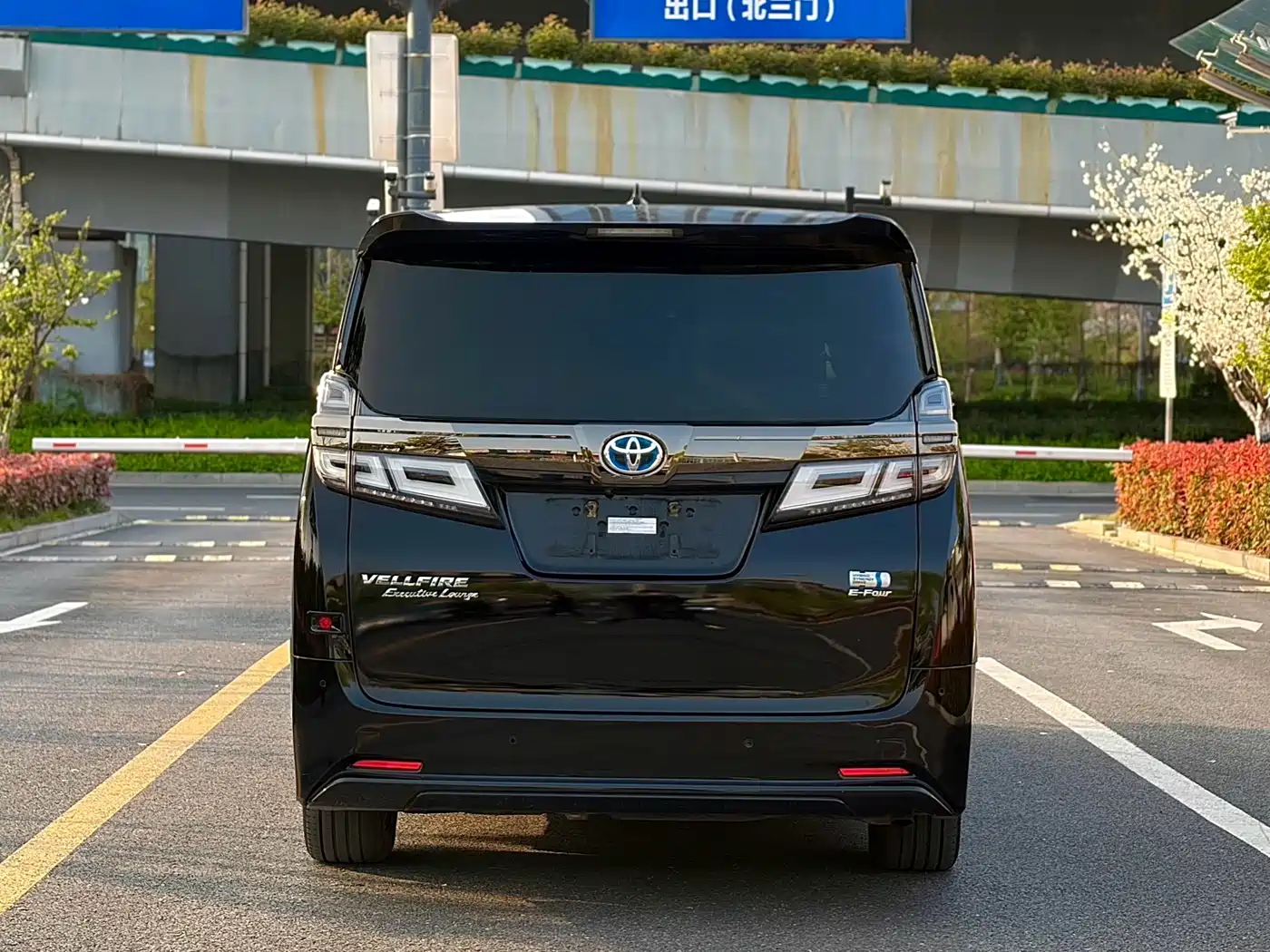 Toyota Vellfire 2021 Crown Hybrid 2.5L HV Supreme Edition фото 3