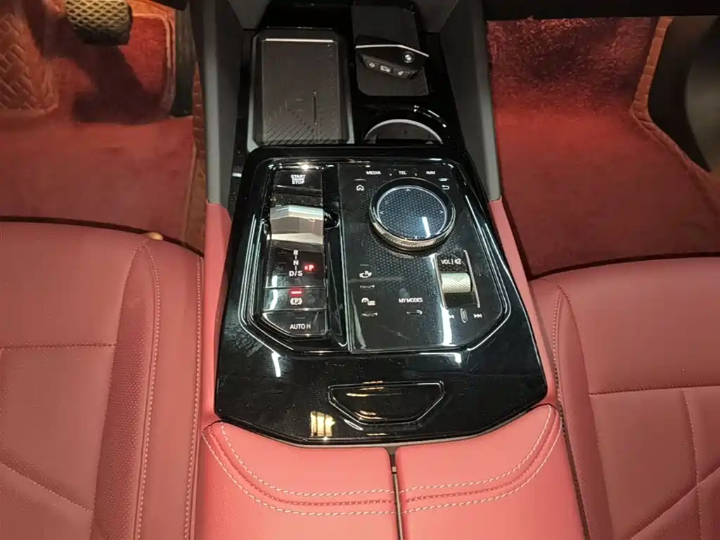 BMW 5 Series 2025 530Li Leading M Sport Package фото 10