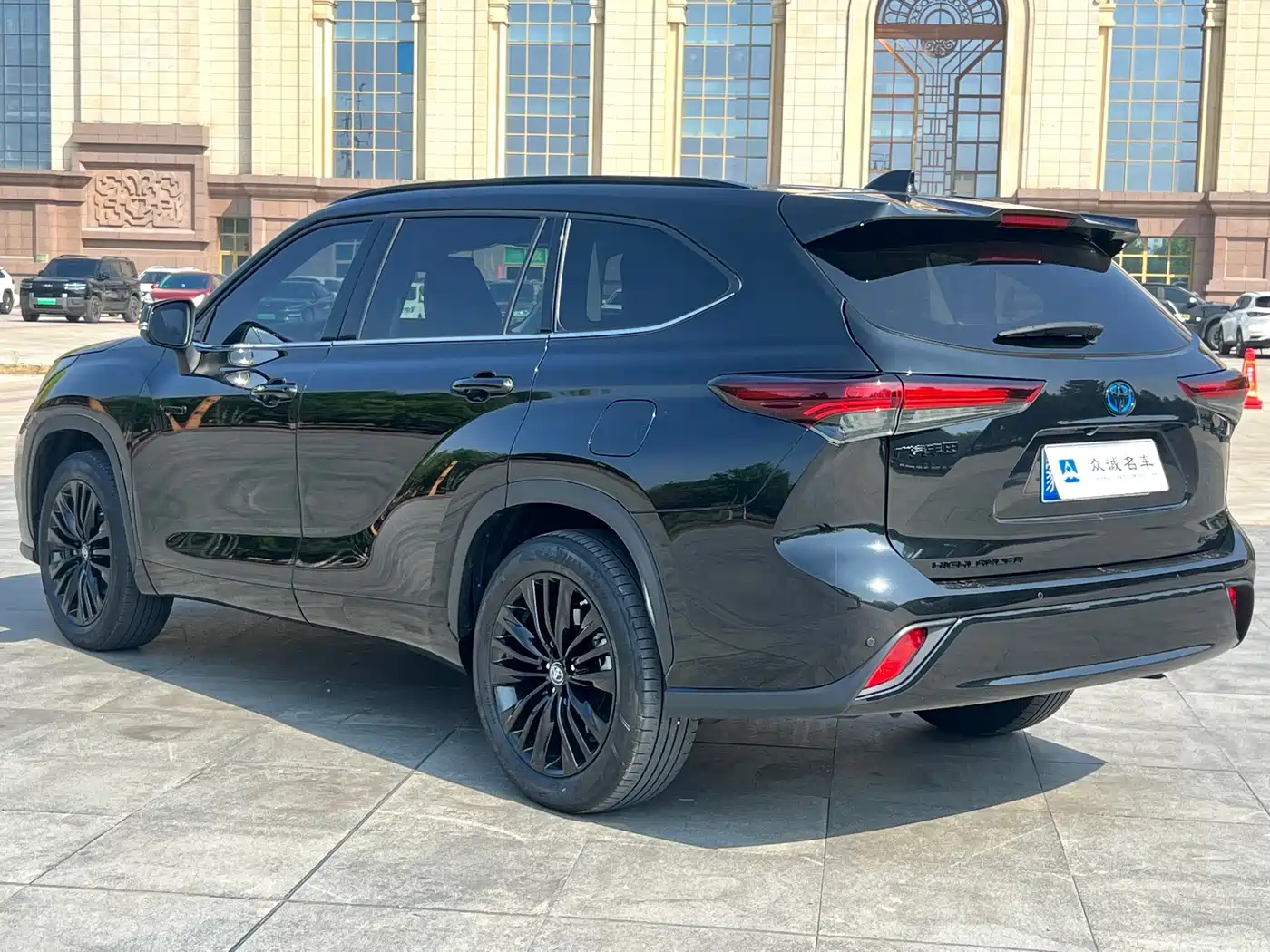 Toyota Highlander 2023 2.5L Smart Hybrid Dual Engine AWD Premium 7-Seater фото 9