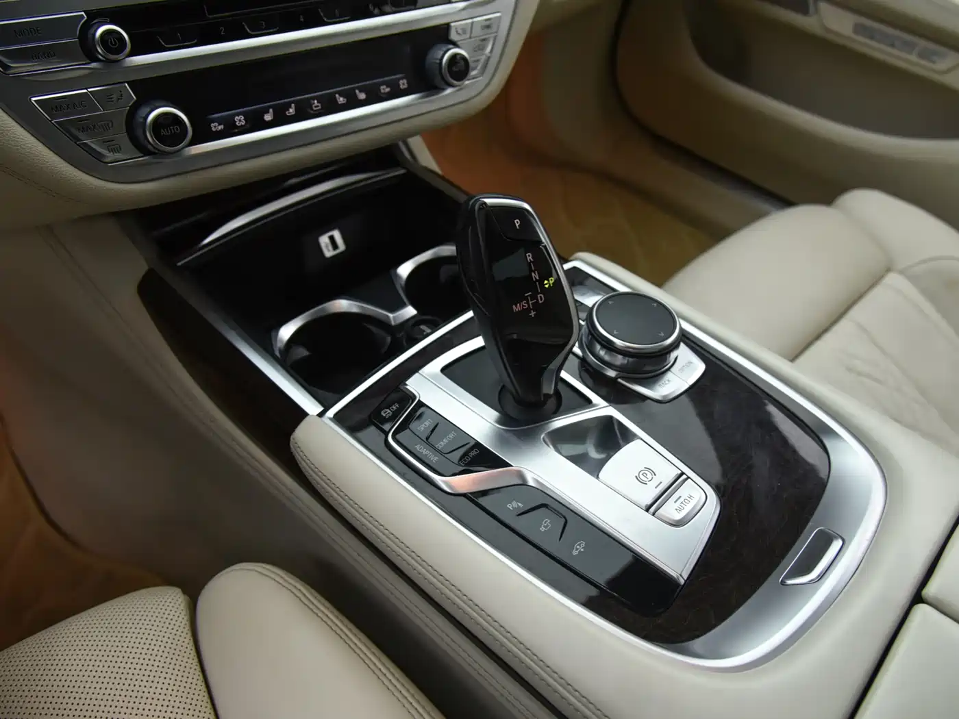 BMW 7 Series 2016 750Li xDrive 4-Seater фото 12