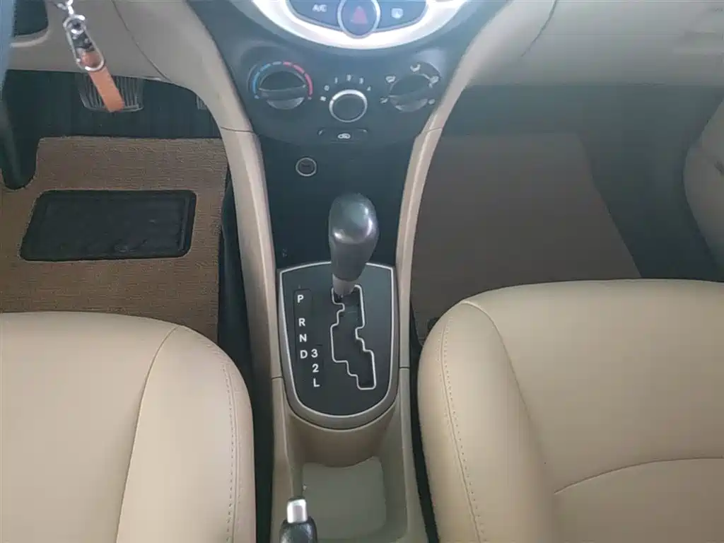 Hyundai Verna 2014 1.4L Automatic Smart GLS фото 14