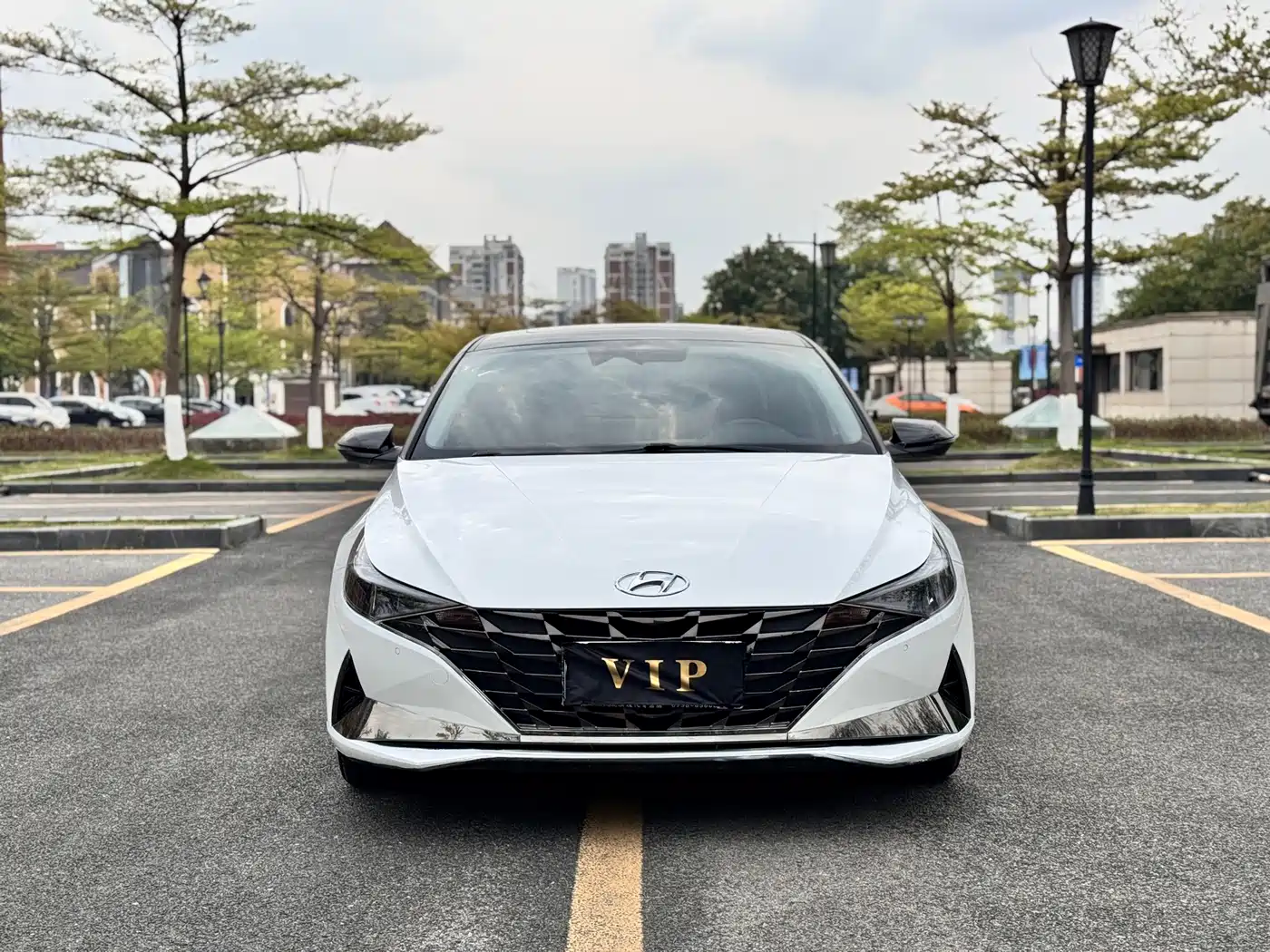 Hyundai Elantra 2022 1.5L CVT LUX Premium Edition фото 2