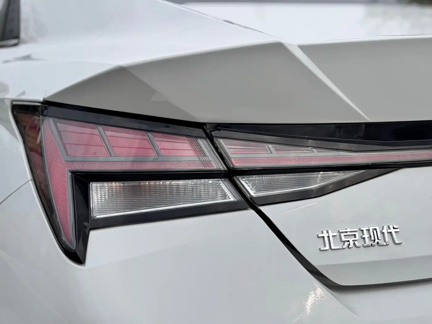 Hyundai Elantra 2022 1.5L CVT LUX Premium Edition фото 24