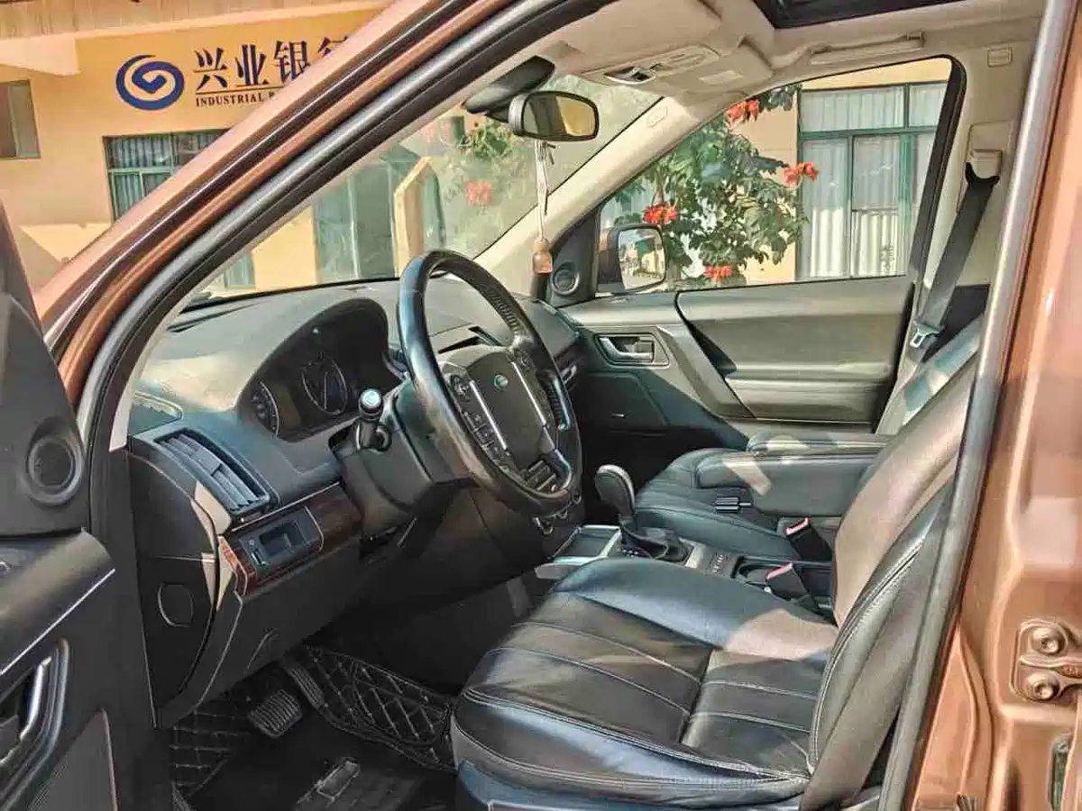 Land Rover Freelander 2 2014 2.0T Si4 SE Gasoline Edition фото 4