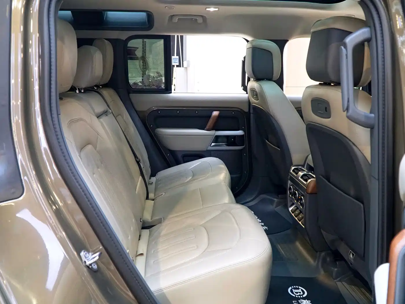 Land Rover Defender 2020 Model 110 P400 HSE фото 11