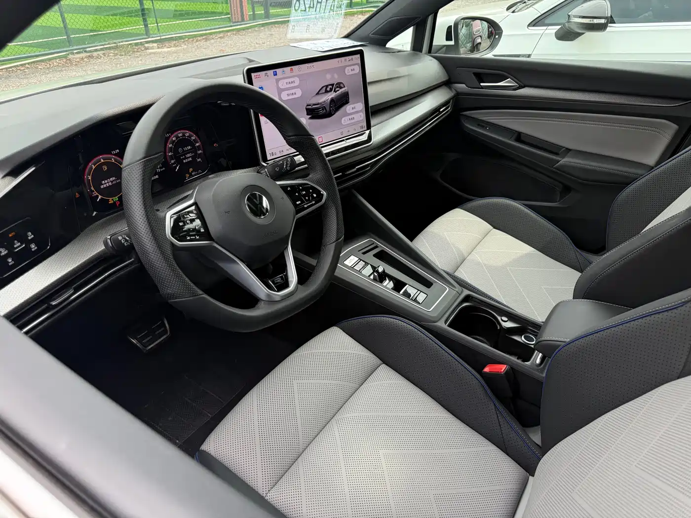 Volkswagen Golf 2025 300TSI R-Line фото 9