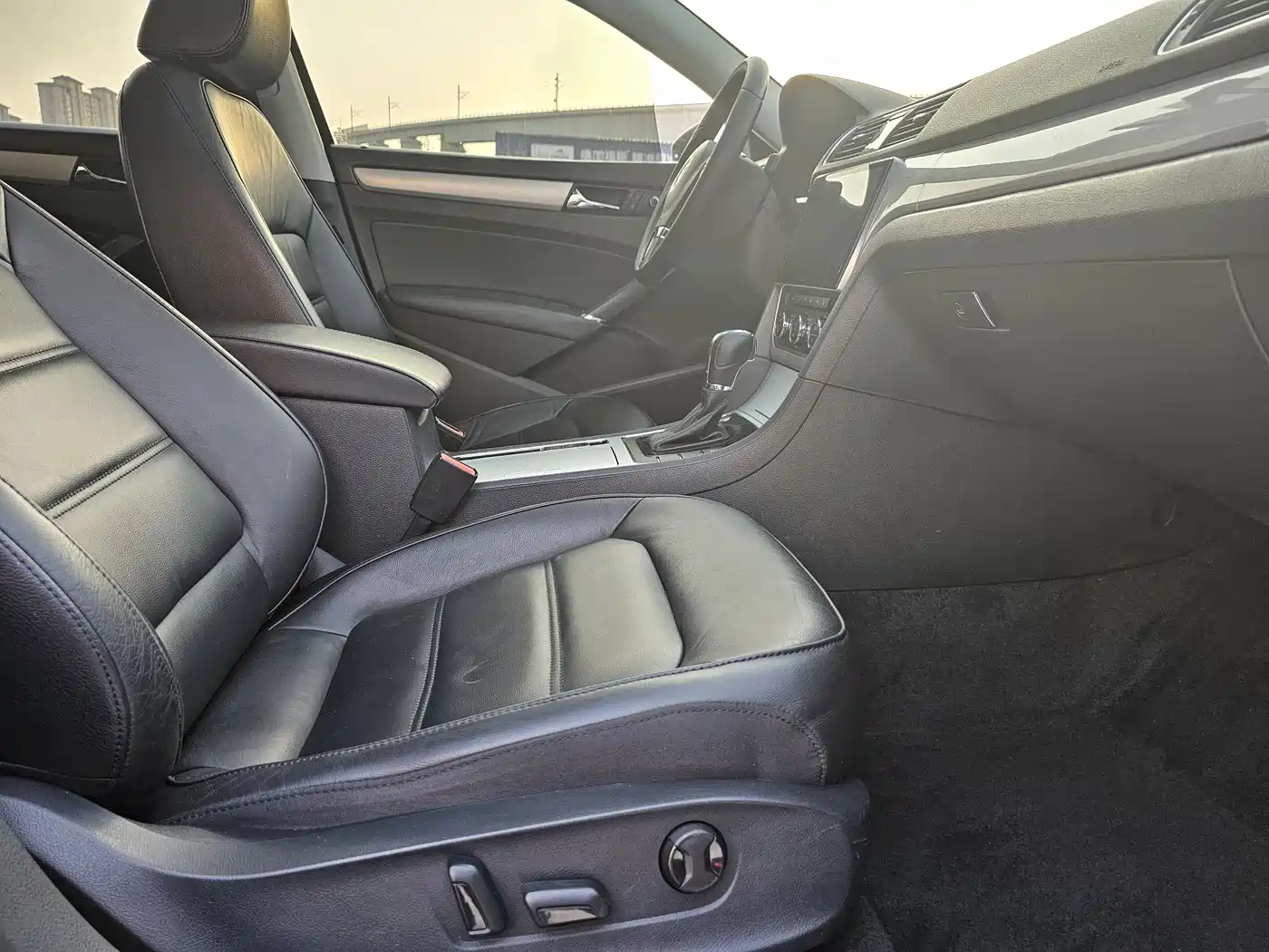 Volkswagen Passat 2015 1.8TSI DSG Honor Edition фото 9