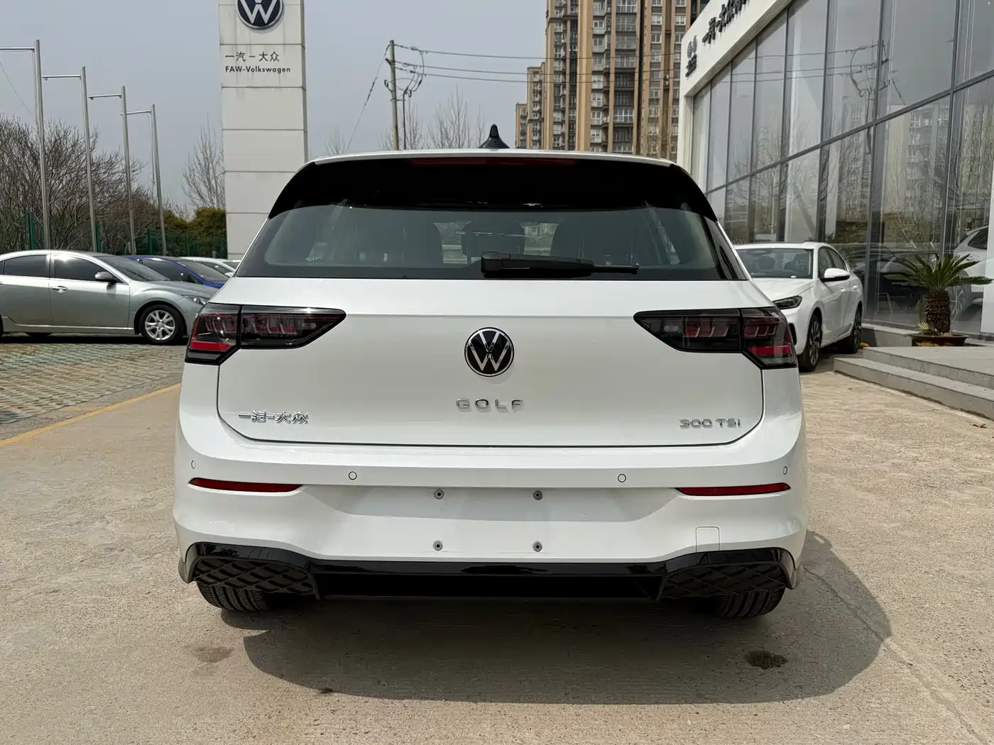 Volkswagen Golf 2025 300TSI R-Line фото 6