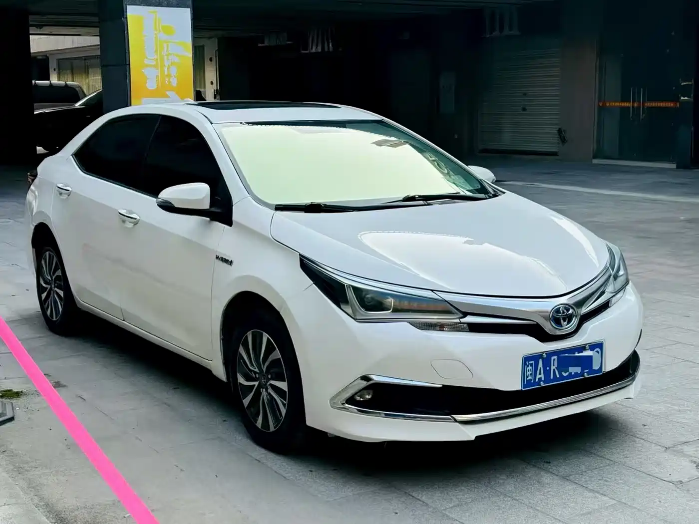 Toyota Corolla 2017 Facelift Hybrid 1.8L E-CVT Leading Edition фото 3