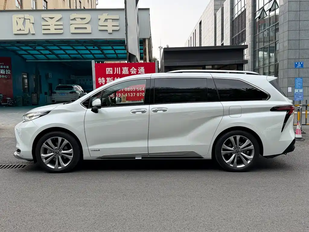Photo 3 - Toyota Sienna