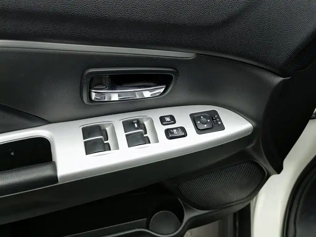 Mitsubishi ASX 2013 2.0L CVT 2WD Luxury фото 9