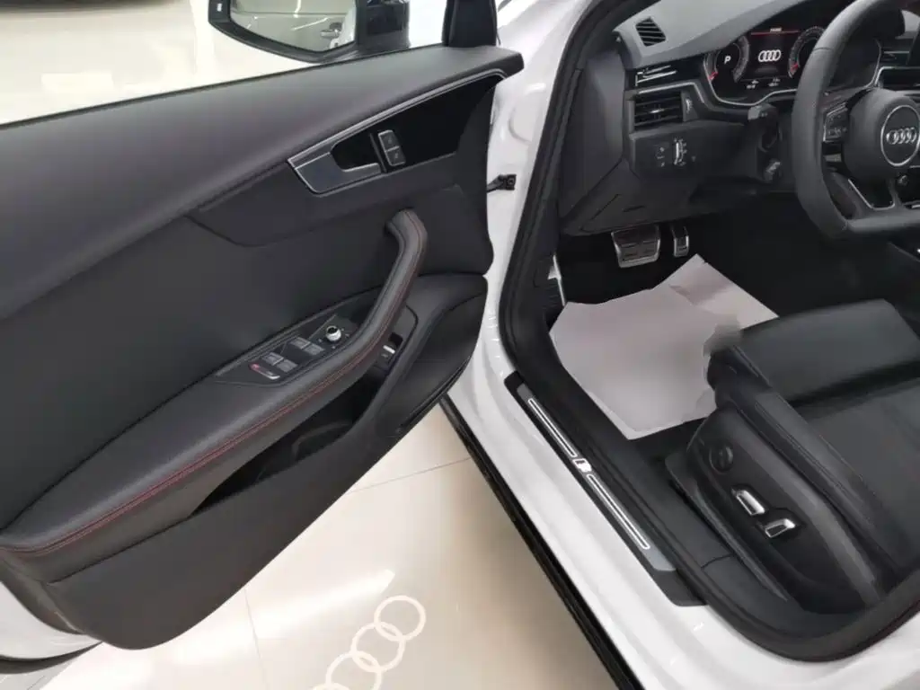 Фото 16 - Audi A4L