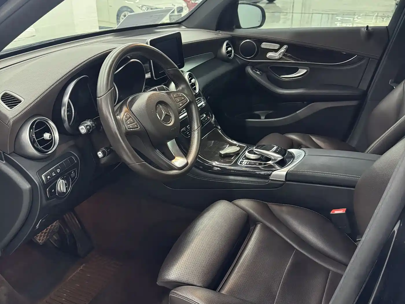 Mercedes-Benz GLC 2018 Facelift GLC 260 4MATIC Luxury фото 4