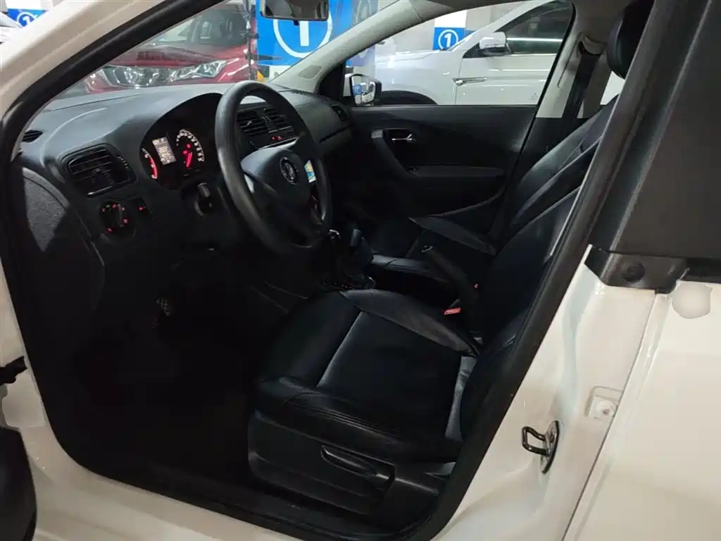 Volkswagen Polo 2016 1.4L Automatic Trend фото 15