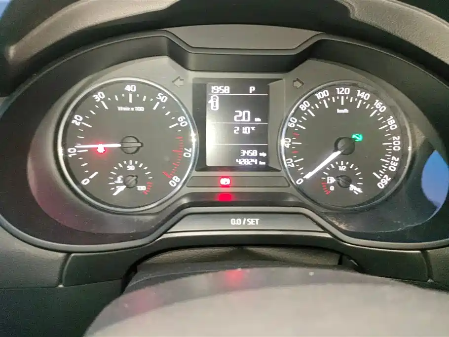 Škoda Octavia 2017 1.6L Automatic Pioneer Edition фото 14
