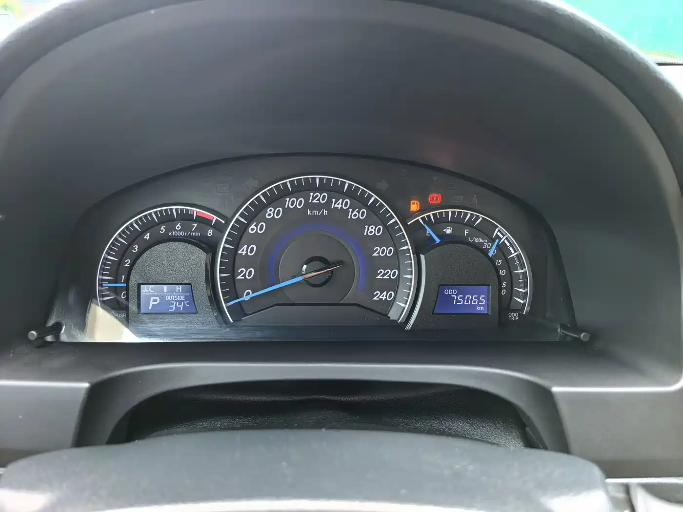 Toyota Camry 2016 2.0E 10th Anniversary Elite Edition фото 10