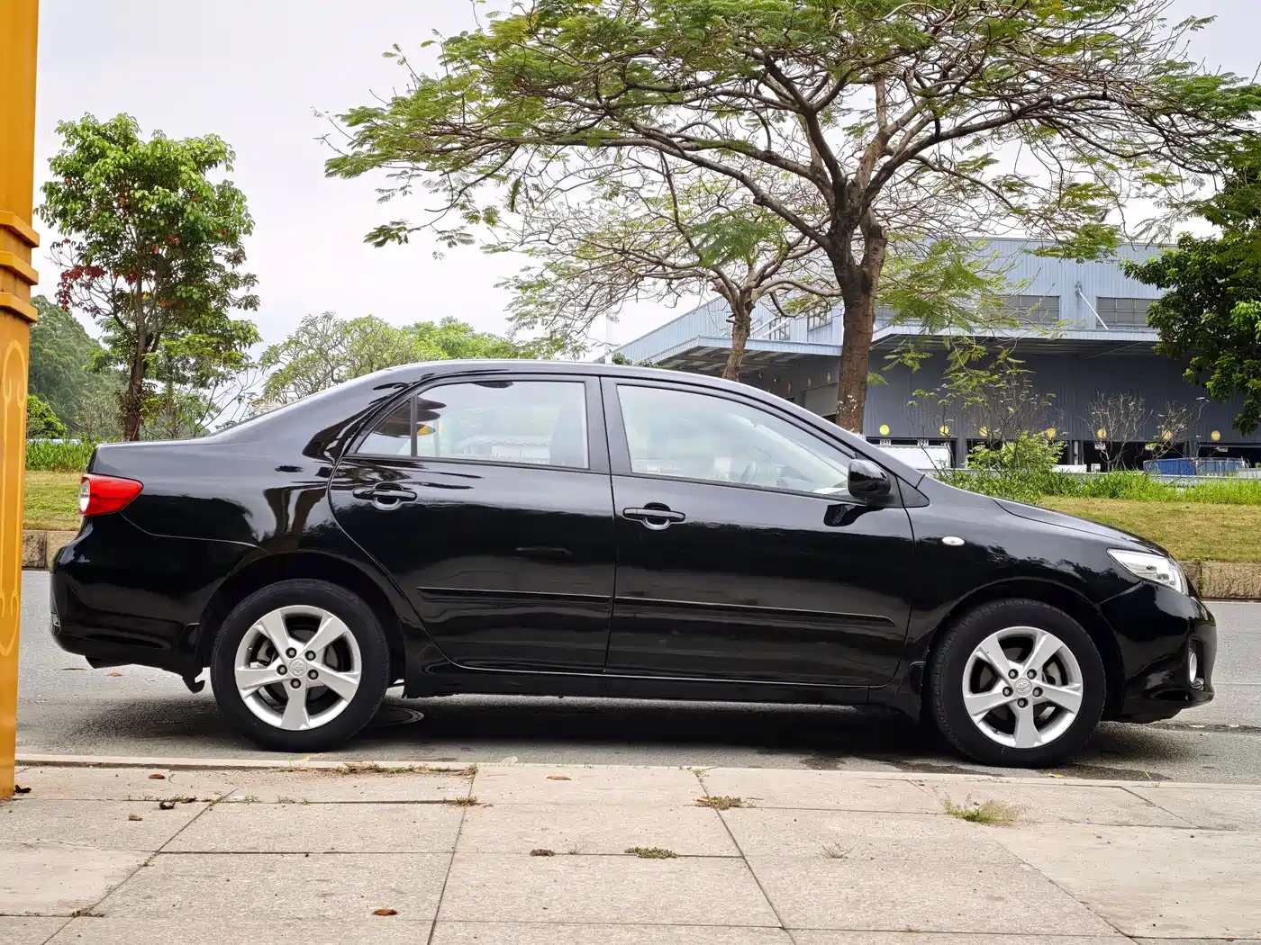 Toyota Corolla 2011 1.8L CVT GL-i фото 8